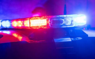 Aparatoso choque en Hermosillo deja vehículo volcado y daños materiales