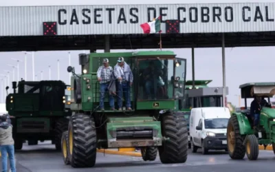 Sigue bloqueo carretero