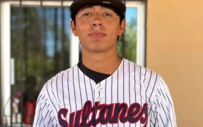 Firma alumno de Cobach Sonora con Sultanes de Monterrey