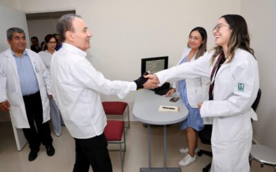 Gobernador Durazo impulsa capacitación a médicos con mil becas para fortalecer atención a la salud