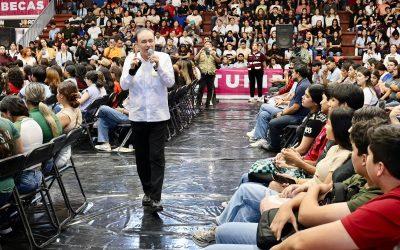 Gobierno de Sonora entrega becas a 14 mil universitarios