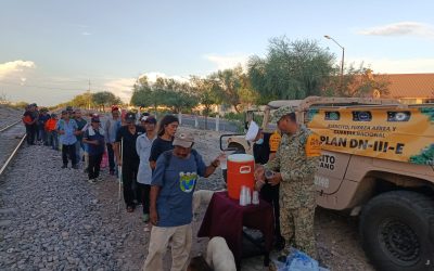Ejército Mexicano distribuye agua y suero en Hermosillo por altas temperaturas