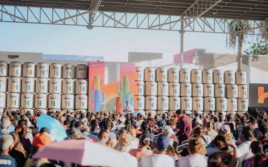 Beneficia Toño Astiazarán a más de 10 mil 800 familias con entrega e instalación de tinacos gratis
